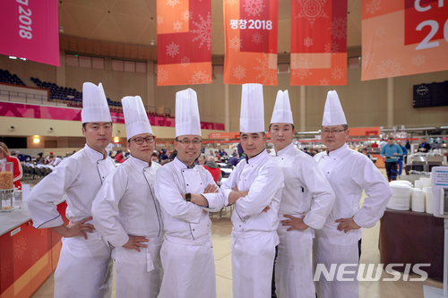 【서울=뉴시스】신세계푸드 평창올림픽 선수촌 식당 셰프들. 2018.3.2(사진=신세계푸드 제공) photo@newsis.com