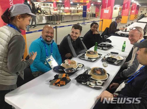 【서울=뉴시스】평창올림픽 강릉 선수촌에서 식사를 하는 외신기자들의 모습. 2018.3.2(사진=현대그린푸드 제공) photo@newsis.com