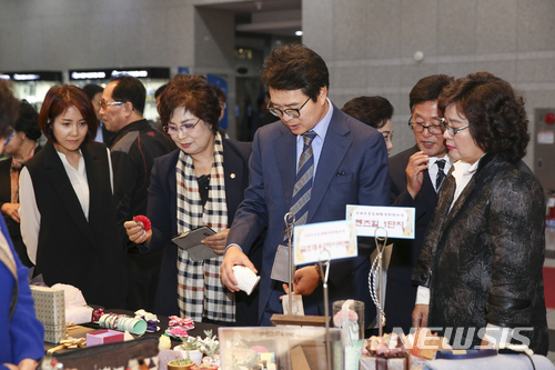 【서울=뉴시스】지난해 열린 서울 성동구 '아파트 공동체 활성화 한마당'에 참석한 정원오 성동구청장(오른쪽 세 번째). 2018.03.02. (사진 = 성동구 제공) photo@newsis.com