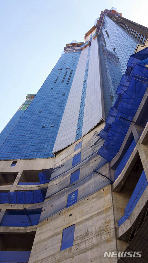 【부산=뉴시스】 하경민 기자 = 6·13 전국동시지방선거를 앞두고 부산시장 선거 후보들이 부산 해운대 초대형 주상복합단지 엘시티(LCT) 건설을 둘러싼 비리 관련 의혹을 제기해 또다시 부산시장 선거 쟁점으로 등장했다.&nbsp; 2018.05.27. (사진=부산소방본부 제공)yulnetphoto@newsis.com