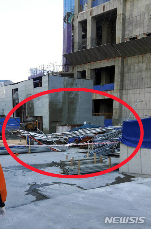 【부산=뉴시스】 하경민 기자 = 지난 3월 2일 오후 부산 해운대구 엘시티 공사현장 55층에서 건물 외벽에 설치된 안전작업발판대 1기가 추락, 작업대에 타고 있던 인부 등 3명이 함께 추락해 사상자가 발생했다. 2018.03.02. (사진=부산소방본부 제공) yulnetphoto@newsis.com