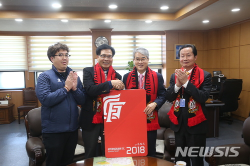 【창원=뉴시스】 홍정명 기자 = 2일 경남도교육청 교육감실에서 박종훈(왼쪽 세 번째) 교육감이 프로축구 경남FC 2018년 시즌권을 구매한 후 조기호(왼쪽 두 번째) 경남FC 대표이사와 악수하고 있다.2018.03.02.(사진=경남도교육청 제공) photo@newsis.com