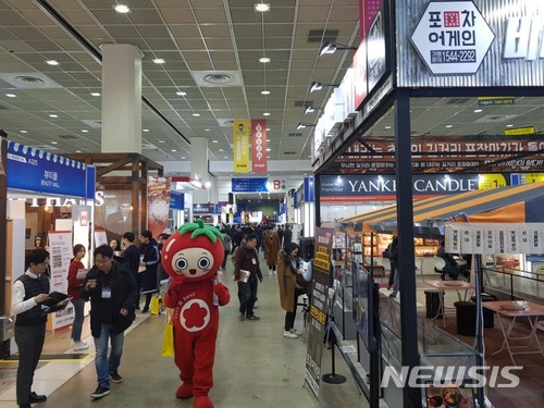 【서울=뉴시스】한국프랜차이즈산업협회는 지난 1일부터 3일까지 서울 강남구 코엑스에서 프랜차이즈 박람회인 '제42회 프랜차이즈 서울'을 개최하고 있다. 사진은 박람회장 내 홍보부스들의 모습. 2018.3.3 photo@newsis.com