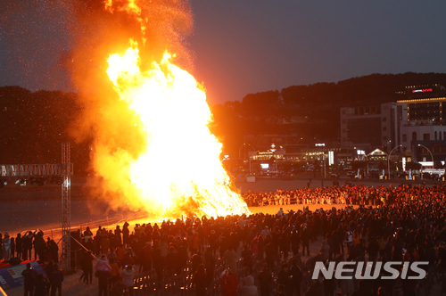 【울산=뉴시스】박일호 기자 = 정월대보름인 2일 오후 울산시 동구 일산해수욕장에서 정월대보름 행사가 열린 가운데 참가자들이 달집태우기를 하고 있다. 2018.03.02. (사진=울산 동구 제공) photo@newsis.com