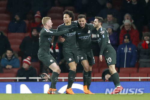 【런던=AP/뉴시스】득점에 환호하는 맨시티 선수들. 