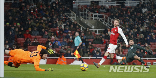 【런던=AP/뉴시스】슛을 날리는 맨시티 아게로(오른쪽).