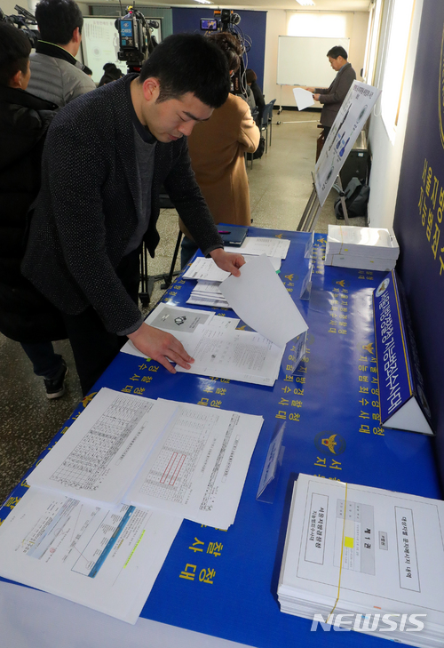 【서울=뉴시스】배훈식 기자 = 2일 오전 서울 중랑구 서울지방경찰청 지능범죄수사대 브리핑실에서 경찰 관계자가 유명 연예인 대학원 부정입학 사건 증거 자료를 정리하고 있다. 2018.03.02. dahora83@newsis.com