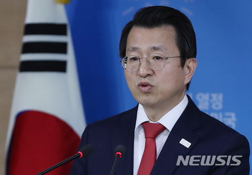 【서울=뉴시스】고승민 기자 = 백태현 통일부 대변인이 2일 오전 정부서울청사에서 정례 브리핑을 하고 있다. 2018.03.02. kkssmm99@newsis.com
