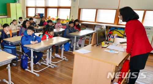 초중교사 선발 914명 늘고…비교과 절반 이상 줄어 