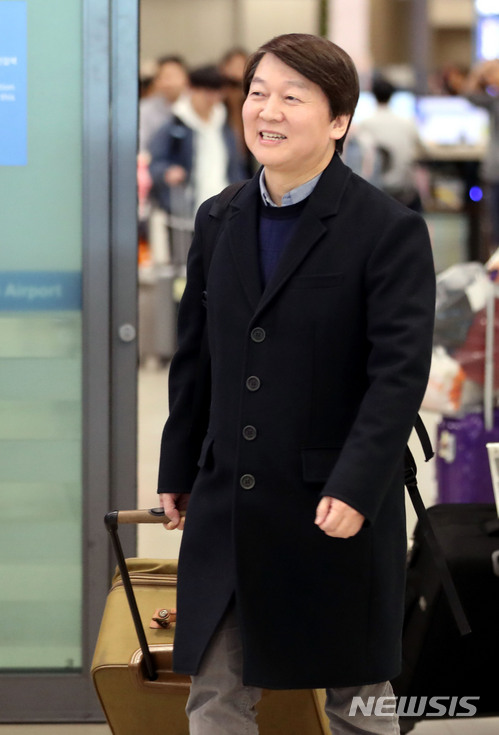 【인천공항=뉴시스】홍찬선 기자 = 정계 복귀를 선언한 안철수 전 의원이 19일 인천국제공항을 통해 1년4개월 만에 귀국한다. 사진은 지난 2018년 당시 정국 구상차 네덜란드로 출국했던 안철수 전 국민의당 대표의 귀국 모습. 2018.03.02.&nbsp;&nbsp; mania@newsis.com