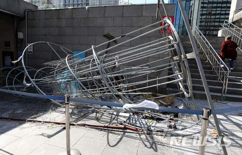 【서울=뉴시스】이영환 기자 = 보수 단체들의 태극기 집회 중 훼손된 촛불 조형물이 2일 오후 서울 종로구 광화문 광장 한켠에 자리하고 있다. 지난 1일 열린 보수 단체들의 태극기 집회에서는 참가자들이 광화문 광장에 설치된 촛불 조형물을 부수고 불을 지르는 사건이 일어났다. 2018.03.02.&nbsp; 20hwan@newsis.com