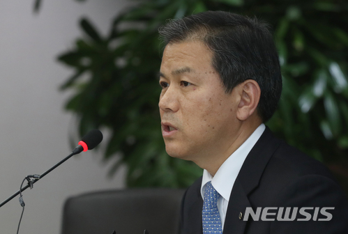 【서울=뉴시스】권현구 기자 = 이대현 산업은행 수석부행장이 2일 오후 서울 영등포구 여의도 산업은행 본점에서 열린 금호타이어 관련 기자간담회에 참석해 취재진 질문에 답변하고 있다. 2018.03.02.이날 산업은행 등 금호타이어 채권단은 중국 더블스타와 주당 5천원, 총액 6천463억원 규모의 제3자 유상증자를 추진한다고 밝혔다. 2018.03.02. stoweon@newsis.com