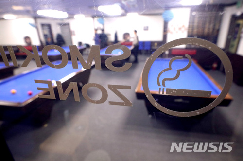 【서울=뉴시스】박진희 기자 = 국민건강증진법 개정에 따라 당구장, 체력단련장, 스크린골프장, 체육도장, 무도학원, 수영장 등 실내체육시설 총 462곳이 금연구역으로 지정됐다. 오늘까지 3개월간 계도기간을 끝내고 내일부터 실내 체육시설 해당 장소에서 흡연 시 10만원의 과태료가 부과된다. 사진은 서울 시내 한 당구장에 설치된 흡연부스. 2018.03.02. pak7130@newsis.com