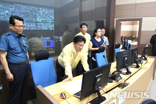 【나주=뉴시스】 = 사진은 나주시 안전을 책임지는 유-시티(U-City) 통합관제센터를 살펴보고 있는 강인규 나주시장(사진 앞줄) 2018.03.02 (사진=나주시 제공) photo@newsis.com