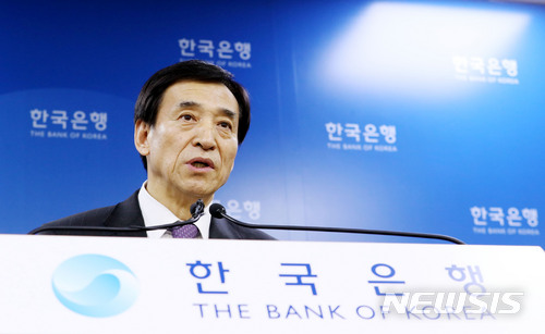 【서울=뉴시스】박주성 기자 = 문재인 대통령이 이주열 한국은행 총재의 연임을 결정한 가운데 2일 오후 서울 중구 삼성본관빌딩 한국은행에서 이주열 총재가 소감을 말하고 있다. 한국은행 총재의 연임은 1974년 김성환 총재 이후 44년 만에 처음이다. 2018.03.02. park7691@newsis.com