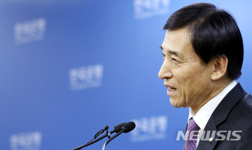 【서울=뉴시스】박주성 기자 = 문재인 대통령이 이주열 한국은행 총재의 연임을 결정한 가운데 2일 오후 서울 중구 삼성본관빌딩 한국은행에서 이주열 총재가 취재진 질문에 답하고 있다. 한국은행 총재의 연임은 역대 두번째 이다. 2018.03.02. park7691@newsis.com