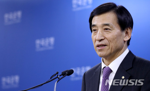 【서울=뉴시스】박주성 기자 = 문재인 대통령이 이주열 한국은행 총재의 연임을 결정한 가운데 2일 오후 서울 중구 삼성본관빌딩 한국은행에서 이주열 총재가 취재진 질문에 답하고 있다. 한국은행 총재의 연임은 역대 두번째 이다. 2018.03.02. park7691@newsis.com