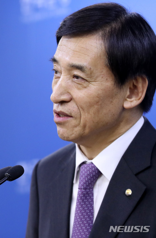 이주열 "저금리로 가계부채 폭증?…경기회복 모멘텀 살렸어야 했다"