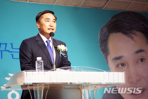 【천안=뉴시스】이종익 기자 =오는 6·13 제7회 전국동시지방선거에서 충남도지사 예비후보에 등록한 바른미래당 소속의 김용필(52) 충남도의원이 3일 오후 천안 나사렛대학교에서 저서 ‘도전, 300만 충남시대’ 출판기념회를 개최했다. 이날 김 예비후보가 출판기념회에 앞서 내빈을 소개하고 있다. 2018.03.03. 007news@newsis.com