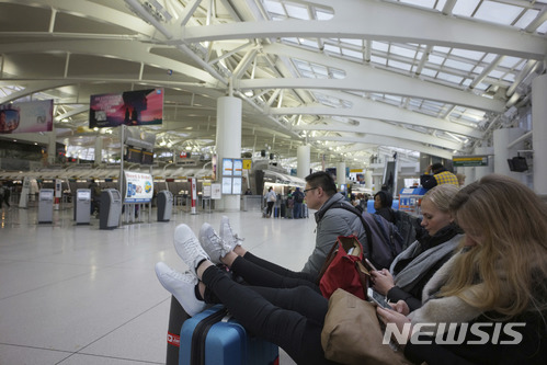 【뉴욕=AP/뉴시스】미국 뉴욕의 존 F. 케네디(JFK) 국제공항에서 2018년 3월 2일(현지시간) 이용객들이 항공편 탑승을 기다리고 있다. 2018.6.27.