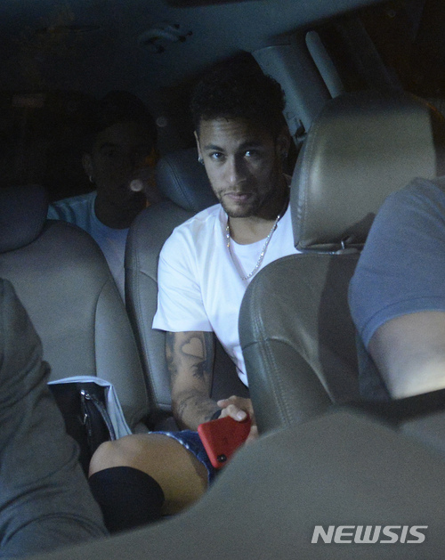 【벨루오리존치(브라질)=AP/뉴시스】 네이마르, 브라질 현지 병원에 도착했다.