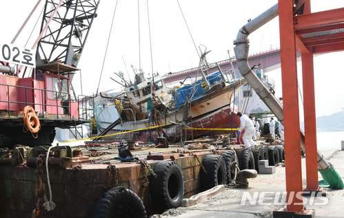 【서울=뉴시스】해경은 3일 오전 2시 41분께 경남 거문도 해상에서 바지선에 인양한 근룡호를 11:40분께 완도해경 전용부두에 계류하고 선체 고정을 마치는 한편 드론 등을 동원해 수색작업을 벌이고 있다.이어 사고원인 규명을 위해 선체 정밀수색과 함께 해경, 해난심판원, 국립과학수사연구소, 선박안전기술공단 등 4개 기관이 참여하는 합동 정밀감식에 들어갔다. 2018.03.03. (사진=환도해경 제공) photo@newsis.com