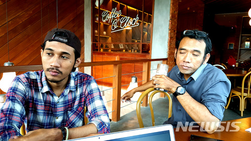 【자카르타=뉴시스】 조명규 기자 = 지난해 12월 인도네시아 자카르타 클럽에서 현지 한인 사업가와 한국 투자자 등 6명이 다량의 마약을 복용한 혐의로 자카르타 시경 마약반 경찰에 검거되는 사건이 발생했다. 지난 1일 이번 사건을 최초보도한 현지 언론 템포(TEMP0) 기자와 뉴시스 취재진이 인터뷰를 하고 있다.2018.03.04 mkcho@newsis.com