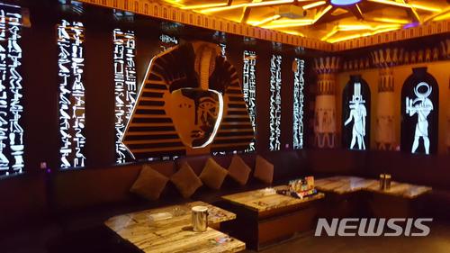 【자카르타=뉴시스】 조명규 기자 = 지난해 12월 인도네시아 자카르타 클럽에서 현지 한인 사업가와 한국 투자자 등 6명이 다량의 마약을 복용한 혐의로 자카르타 시경 마약반 경찰에 검거되는 사건이 발생했다. 1일 인니 자카르타의 한 클럽에 VIP룸 전경.2018.03.11 mkcho@newsis.com