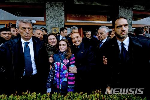 【나폴리=AP/뉴시스】 실비오 베를루스코니(앞줄 오른쪽 세번째) 전 이탈리아 총리가 총선 전날인 3일(현지시간) 나폴리에서 마지막 유세를 펼치며 한 지지자들과 포즈를 취하고 있다. 2018.3.04 