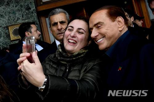 【나폴리=AP/뉴시스】 실비오 베를루스코니 전 이탈리아 총리가 총선 전날인 3일(현지시간) 나폴리에서 마지막 유세를 펼치며 한 여성 지지자와 사진을 찍고 있다. 2018.3.04 