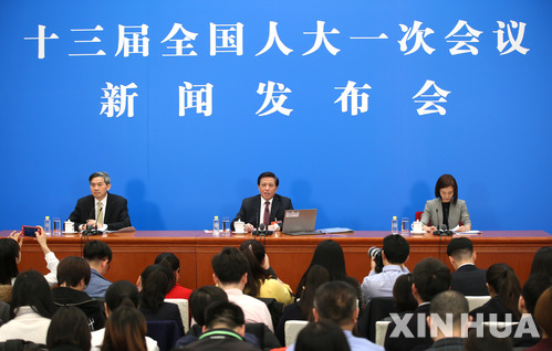 【베이징=신화/뉴시스】중국 최대 정치행사인 전국인민대표대회(전인대) 개막을 하루 앞둔 4일 베이징에서 장예쑤이(張業遂·가운데) 외교부 상무 부부장이 대변인 자격으로 기자회견을 갖고 있다. 2018.3.04&nbsp; 