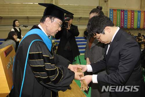 동양대 실내체육관에서 열린 '입학식 및 집지' 행사에서 신입생 대표 학생이 "잘못이 있으면 꾸짖어 달라"며 최성해 동양대 총장에게 회초리를 전달하고 있다 (사진=뉴시스DB)