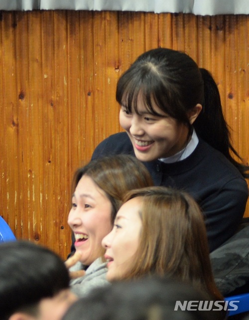 【전주=뉴시스】강인 기자 = 2018 평창 동계올림픽 여자 쇼트트랙 3000m 계주에서 금메달을 딴 김아랑 선수 환영행사가 5일 모교인 전북 전주제일고 강당에서 열린 가운데 김 선수가 학교 관계자와 셀카를 찍고 있다. 2018.03.05kir1231@newsis.com