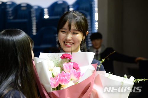 【전주=뉴시스】강인 기자 = 2018 평창 동계올림픽 여자 쇼트트랙 3000m 계주에서 금메달을 딴 김아랑 선수 환영행사가 5일 모교인 전북 전주제일고 강당에서 열린 가운데 김 선수가 후배들에게 꽃다발을 받고 있다. 2018.03.05kir1231@newsis.com