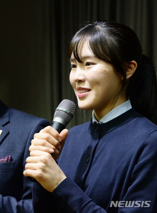 【전주=뉴시스】강인 기자 = 2018 평창 동계올림픽 여자 쇼트트랙 3000m 계주에서 금메달을 딴 김아랑 선수 환영행사가 5일 모교인 전북 전주제일고 강당에서 열린 가운데 김 선수가 후배들 앞에서 국가대표가 된 비결에 대해 말하고 있다. 2018.03.05kir1231@newsis.com