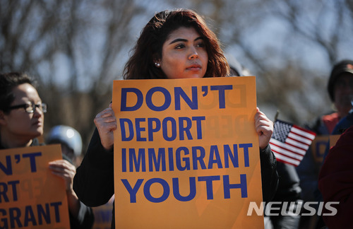 【워싱턴 = AP/뉴시스】 워싱턴의 백악관 앞에서 도널드 트럼프 미국대통령의 반 이민정책에 항의하는 미국시민자유연맹등 인권단체의 시위대.&nbsp; 트럼프 정부는 숙련된 기술직 노동자들에게 주어지던 오바마정부의 비자발급 혜택과 배우자 입국허용등을 폐기하고 고위기술직 초빙 입국까지 막으면서 갖가지 새로운 이민규제를 강화하고 있다.&nbsp;&nbsp;&nbsp; 