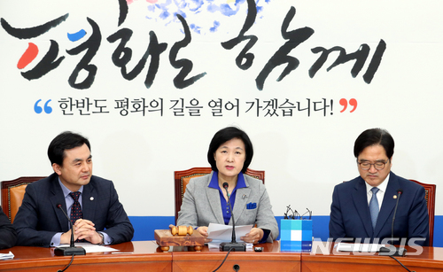 【서울=뉴시스】이종철 기자 = 5일 서울 여의도 국회에서 열린 더불어민주당 최고위원회의에서 추미애 대표가 모두발언을 하고 있다. 2018.03.05. jc4321@newsis.com