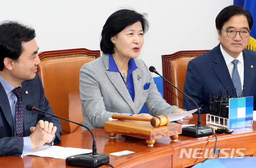 【서울=뉴시스】이종철 기자 = 5일 서울 여의도 국회에서 열린 더불어민주당 최고위원회의에서 추미애 대표가 모두발언을 하고 있다. 2018.03.05.&nbsp; jc4321@newsis.com