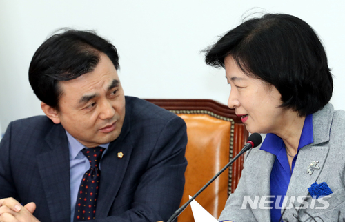 【서울=뉴시스】이종철 기자&nbsp; =&nbsp; 5일 서울 여의도 국회에서 열린 더불어민주당 최고위원회의에서 추미애 대표가 안규백 최고위원과 의견을 나누고 있다. 2018.03.05.&nbsp; jc4321@newsis.com