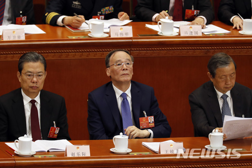 【베이징=AP/뉴시스】왕치산 전 기율검사위 서기(가운데)가 5일 중국 베이징 인민대회당에서 열린 전국인민대표자대회 개막식에 참석, 시진핑 당 총서기 겸 국가주석을 비롯한 최고 지도부와 나란히 중앙 연단에 앉아 각별한 위상을 과시하고 있다. 2018.3.05.