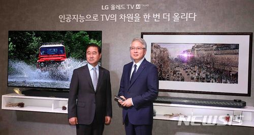 【서울=뉴시스】 추상철 기자 =2018 LG TV 신제품 발표회가 열린 5일 오전 서울 서초구 LG전자 서초R&D 캠퍼스에서 LG전자 한국영업본부장 최상규(왼쪽)사장과 HE사업본부장 권봉석 사장이 AI(인공지능)가 탑재된 '올레드TV'를 선보이고 있다.&nbsp; 이번 출시된 '올레드 TV'에는 인공지능을 통한 채널 및 정보검색, 영상 분석 4단계 노이즈 제거 등의 기능이 탑재됐다. 2018.03.05.&nbsp; scchoo@newsis.com