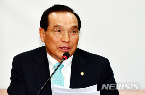 【광주=뉴시스】류형근 기자 = 바른미래당 김중로 최고위원이 5일 오전 광주 북구 첨단과기로 광주과학기술진흥원 2층 회의실에서 광주현장최고위원회의를 하고 있는 가운데 인사말을 하고 있다. 2018.03.05. hgryu77@newsis.com