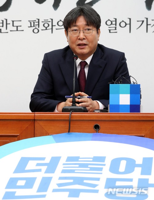 【서울=뉴시스】홍효식 기자 = 6.13 지방선거를 100일 앞둔 5일 오전 서울 여의도 국회에서 더불어민주당 이춘석 사무총장이 지방선거 관련 기자간담회를 하고 있다. 이 총장은 6.13 지방선거 관련해 "양적 승리보다 질적 승리가 중요하다"고 말했다. 또한 "국회의 정상적 운영을 위해서 가능하면 현역의원 출마를 최대한 자제시키겠다"고 밝혔다. 2018.03.05. yesphoto@newsis.com