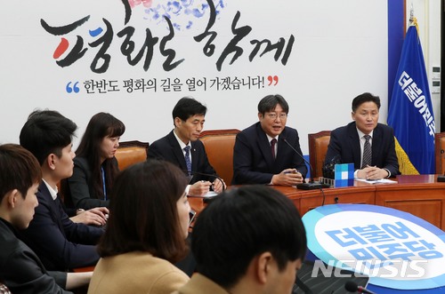 【서울=뉴시스】홍효식 기자 = 6.13 지방선거를 100일 앞둔 5일 오전 서울 여의도 국회에서 더불어민주당 이춘석(오른쪽 둘째) 사무총장이 지방선거 관련 기자간담회를 하고 있다. 이 총장은 6.13 지방선거 관련해 "양적 승리보다 질적 승리가 중요하다"고 말했다. 또한 "국회의 정상적 운영을 위해서 가능하면 현역의원 출마를 최대한 자제시키겠다"고 밝혔다. 2018.03.05. yesphoto@newsis.com