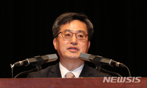 김동연 "청년 일자리 연계 보조금 직접지원 검토…선심성 아냐"