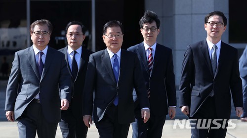 【성남=뉴시스】남북 정상회담 종합상황실장으로 낙점된 윤건영(오른쪽에서 첫번째) 청와대 국정상황실장의 모습. 사진은 지난달 대북특사로 방북할 때의 모습. 2018.03.05