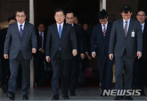 【성남=뉴시스】전신 기자 = 정의용 국가안보실장, 서훈 국정원장, 천해성 통일부 차관, 김상균 국정원 2차장, 윤건영 청와대 국정상황실장 등 대북 특별사절 대표단이 5일 서울공항에서 특별기에 탑승하기 위해 이동하고 있다.   대북 특사단은 방북 기간 김정은 국무위원장을 비롯한 북한 고위급 인사를 만나 남북관계 개선, 한반도 평화정착 방안 등에 대한 문재인 대통령의 의중을 전달할 예정이다. 2018.03.05.   photo1006@newsis.com