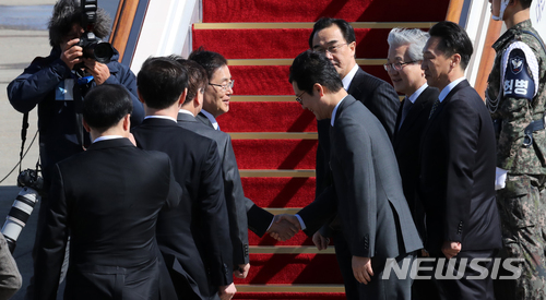 【성남=뉴시스】고범준 기자 = 정의용 수석대북특사(국가안보실장)와 서훈 국정원장, 천해성 통일부 차관, 김상균 국정원 2차장, 윤건영 청와대 국정상황실장 등 실무진 5명으로 구성된 대북 특별사절단이 북한 방문을 앞둔 5일 오후 경기도 성남 서울공항에서 특별기 탑승에 앞서 관계자들과 악수를 나누고 있다. 2018.03.05.&nbsp; bjko@newsis.com&nbsp; 