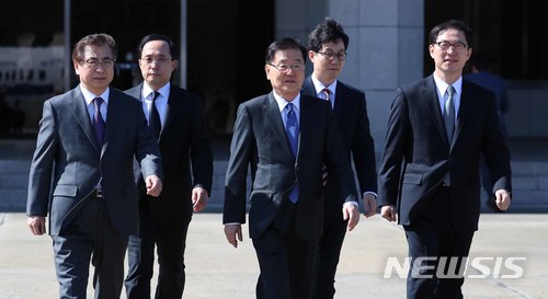 【성남=뉴시스】전신 기자 = 정의용 수석대북특사(국가안보실장)와 서훈 국정원장, 천해성 통일부 차관, 김상균 국정원 2차장, 윤건영 청와대 국정상황실장 등 대북 특별사절 대표단이 5일 서울공항에서 특별기로 이동하고 있다.&nbsp; 대북 특사단은 방북 기간 김정은 국무위원장을 비롯한 북한 고위급 인사를 만나 남북관계 개선, 한반도 평화정착 방안 등에 대한 문재인 대통령의 의중을 전달할 예정이다. 2018.03.05.&nbsp; photo1006@newsis.com 