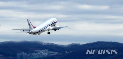 【성남=뉴시스】고범준 기자 = 정의용 수석대북특사, 서훈 국가정보원장, 천해성 통일부 차관, 김상균 국정원 2차장, 윤건영 청와대 국정상황실장 등 실무진 5명으로 구성된 대북 특별사절단이 북한 방문을 위해 5일 오후 경기도 성남 서울공항에서 특별기를 타고 북한으로 가고 있다. 2018.03.05.&nbsp; bjko@newsis.com
